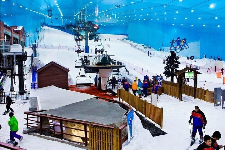 A picture of the Mall of the Emirates, a shopping mall in Dubai with an indoor ski resort