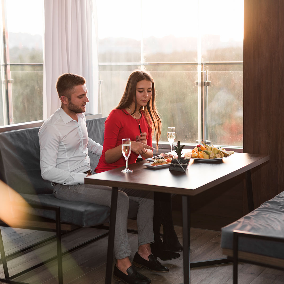 A couple enjoying a Friday evening brunch in Dubai