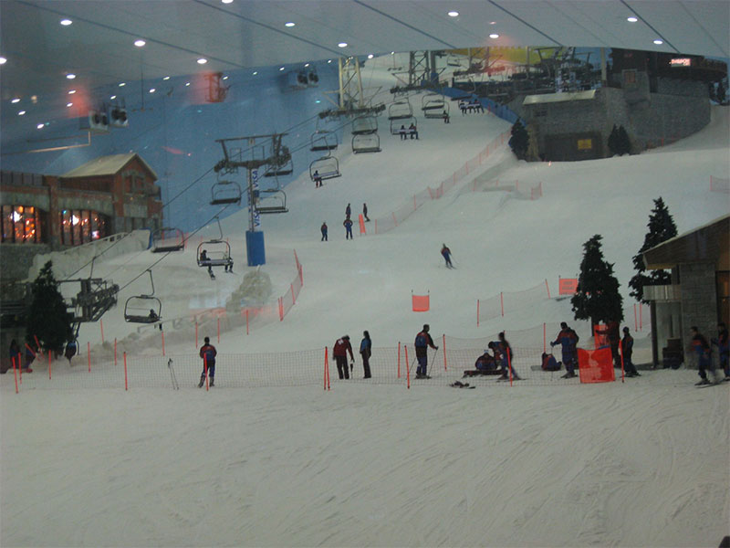 A family skiing at Ski Dubai